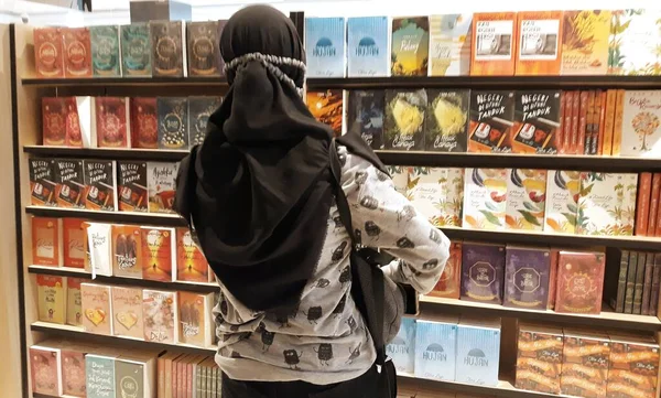 Woman Reading Book Indonesia Rak Buku Toko Buku Nampak Pengunjung — Stockfoto