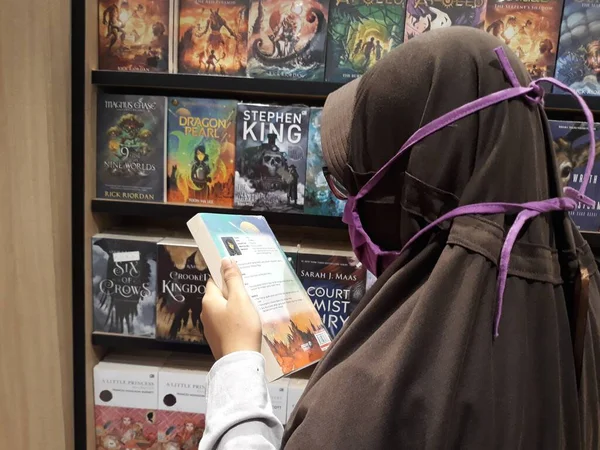 Woman Reading Book Indonesia Rak Buku Toko Buku Nampak Pengunjung — Stock fotografie