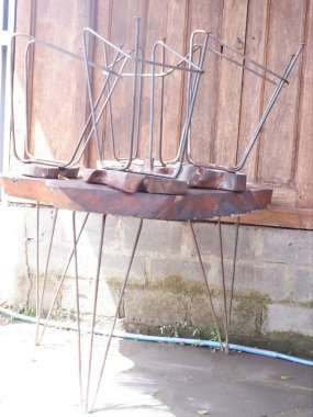 the chairs and table at cafe. indonesia, meja kayu dan kursi kayu dan nomor meja di restoran kopi kampung ambarukmo kokambar, yogyakarta, nampak kuat, dengan desain menarik, outdoor meja dan kursi luar ruangan, kayu jati dan kayu yang kuat