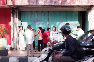 Budist rahip tapınma töreni düzenliyor.