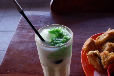 Tahta bir masanın üzerinde bir bardak çay. 