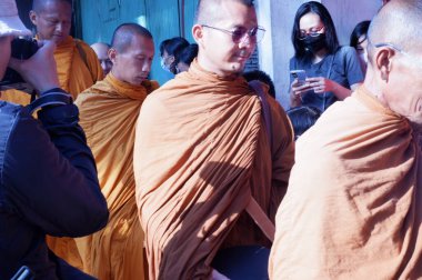 the buddist priest is being a procession of worship, prosesi thudong, biksu bante budha berjalan kaki, dari thailand ke candi borobudur di Indoneisa, hari waisak, nampak para biksu berjalan membawa wadah menerima sumbangan dari orang lain