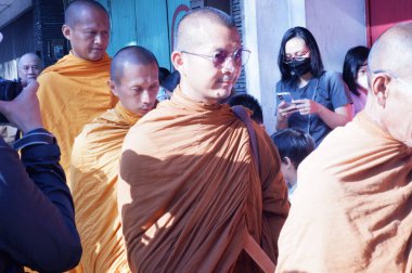 the buddist priest is being a procession of worship, prosesi thudong, biksu bante budha berjalan kaki, dari thailand ke candi borobudur di Indoneisa, hari waisak, nampak para biksu berjalan membawa wadah menerima sumbangan dari orang lain