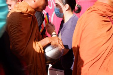 the buddist priest is being a procession of worship, prosesi thudong, biksu bante budha berjalan kaki, dari thailand ke candi borobudur di Indoneisa, hari waisak, nampak para biksu berjalan membawa wadah menerima sumbangan dari orang lain