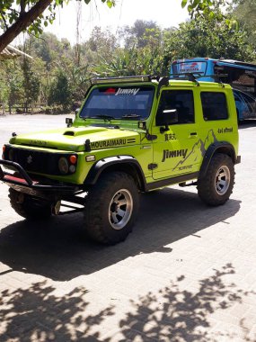 Parktaki eski araba. 