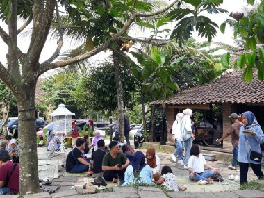 Parktaki bir grup insan.