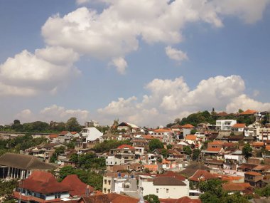 Yukarıdan Semarang, Endonezya, 9 Haziran 2023, Rumah permukiman padat di kota, berhimpitan diatas bukit terlihat rumah penduduk. Khasnya rumah di kota besar, sempit berhimpitan. Mobil kecil terlihat dari atas, pohon pohon