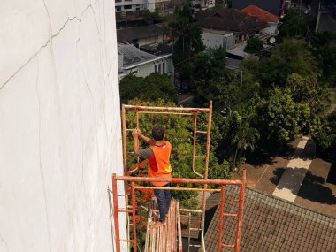 İnşaat işçisi inşaat alanında. 