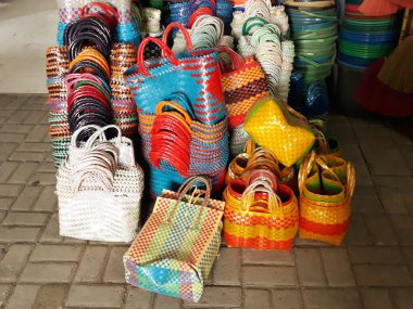 Hasır sepetler farklı türde mallar, pasar geleneksel menjual barang kerajinan dari bambu di Indo esia 