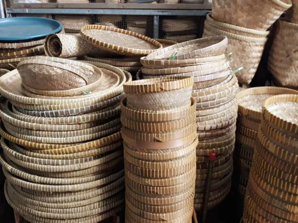 Hasır sepetler farklı türde mallar, pasar geleneksel menjual barang kerajinan dari bambu di Indo esia 