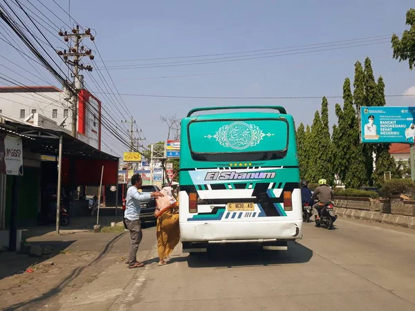 Endonezya şehri, otobüs angkutan umum sedang menunggu penumpang naik. Otobüs semakin langka tergerus roda jaman, jaman semakin canggih, moda transortasi geleneksel ditinggalkan