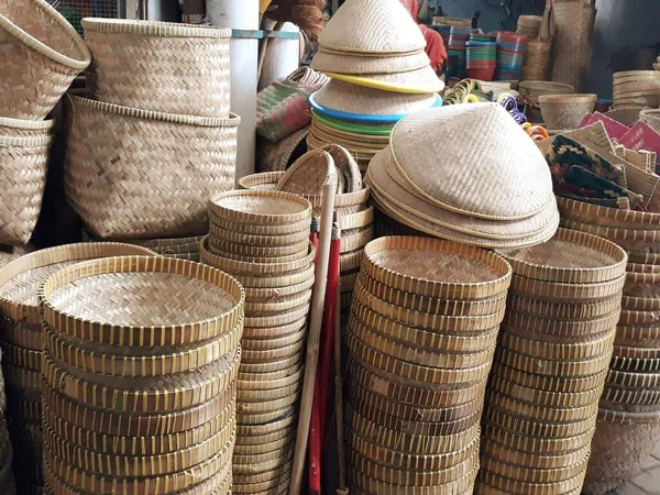 Hasır sepetler farklı türde mallar, pasar geleneksel menjual barang kerajinan dari bambu di Indo esia 