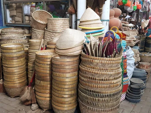 Rieten Manden Met Verschillende Soorten Goederen Pasar Tradisional Menjual Barang — Stockfoto