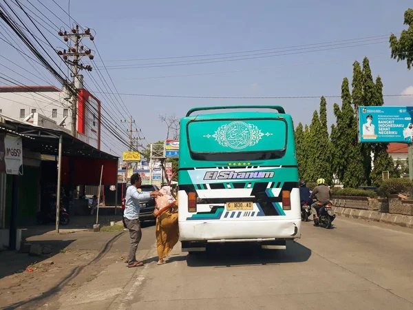 Miasto Indonezja Autobus Angkutan Umum Sedang Menunggu Penumpang Naik Autobus Zdjęcia Stockowe bez tantiem