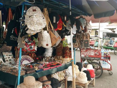 Pazarda bir sürü kıyafet var. 