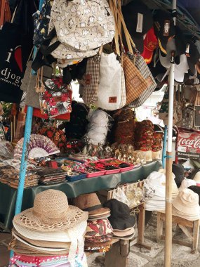 Eski kasabanın caddesindeki hediyelik eşya dükkanında. 