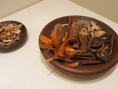 Beyaz arkaplanda kuru mantarlar 