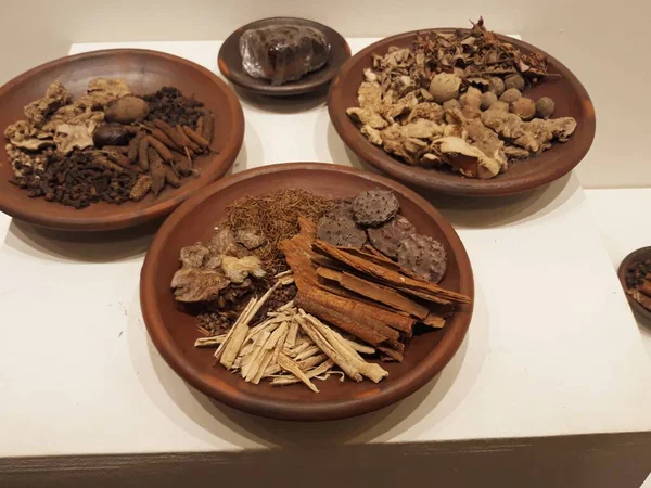Beyaz bir masada farklı baharat ve bitkiler var. 