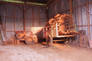 Köydeki eski ahşap ev. 