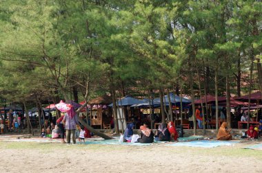 Gündüz kumsaldaki insanlar. 