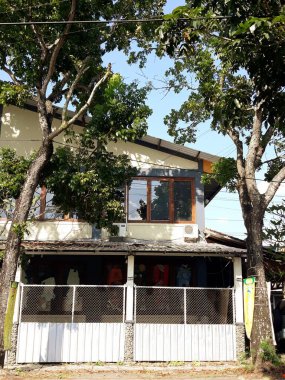 Ev, ortasında güzel yeşil bir çimenlik olan evdir. 