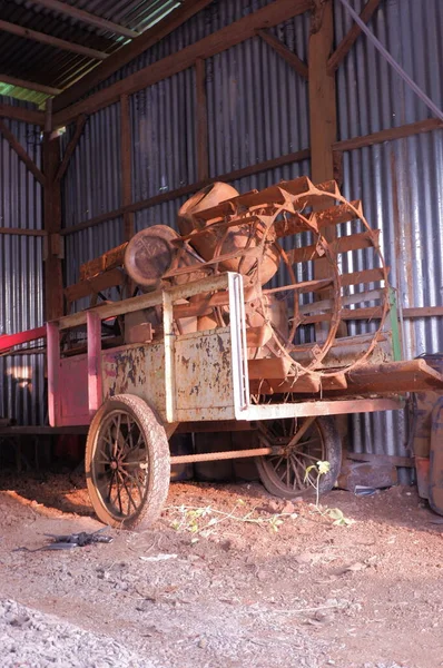 Παλιό Εγκαταλελειμμένο Ξύλινο Καρότσι Στην Πόλη — Φωτογραφία Αρχείου