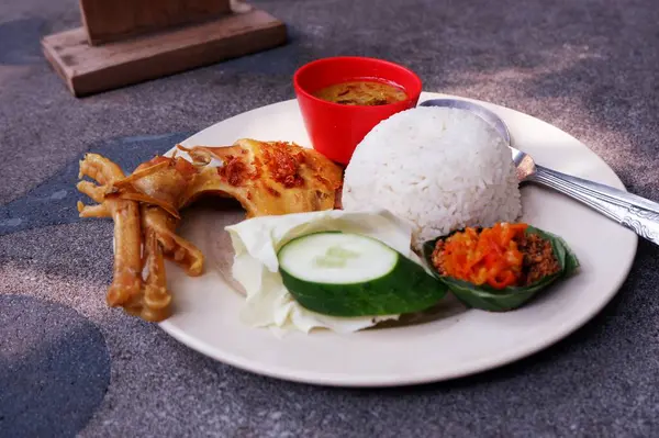 Indonéziai Étel Egy Tálban — Stock Fotó