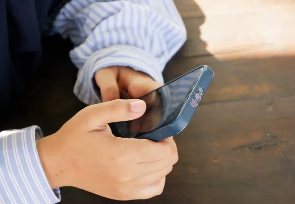 akıllı telefon kullanan iş adamı