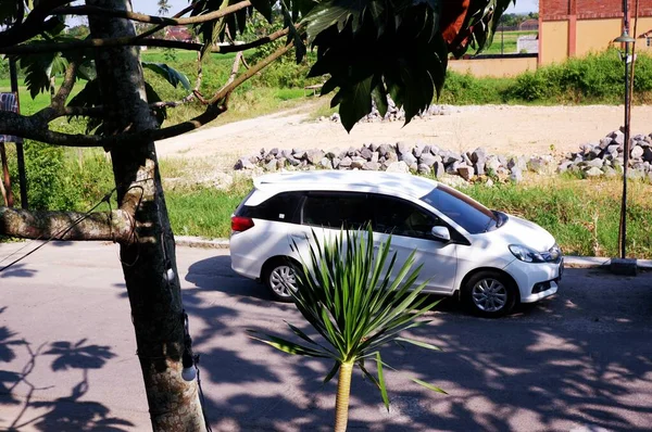 Auton Pysäköinti Thaimaan Kaupungissa — kuvapankkivalokuva
