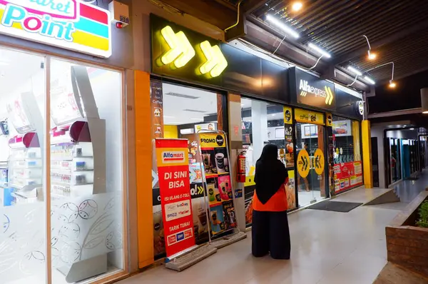 Kuala lumpur, Malezya - 10 Aralık 2016: Kuala lumpur 'un girişi ve dükkânı. Kuala lumpur popüler bir reklamdır.