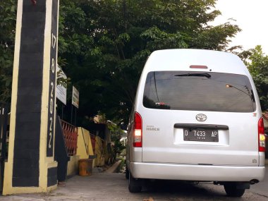 Bir şehir caddesinde otobüs