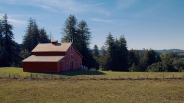 Eski çiftlikte güneşli bir gün