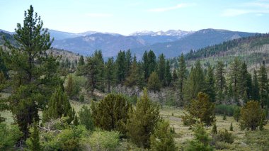 Şaşırtıcı Dağların Doğal Manzarası