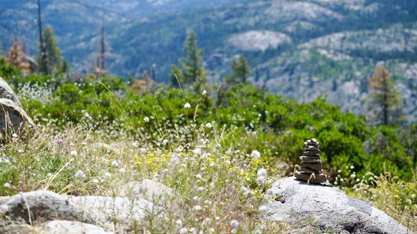 Dağ Manzarası, kaya cairns (dengeli kayalar)