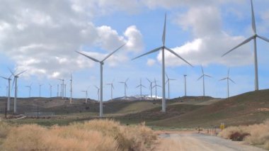 Geniş bir boşlukta dönen bir rüzgar türbini