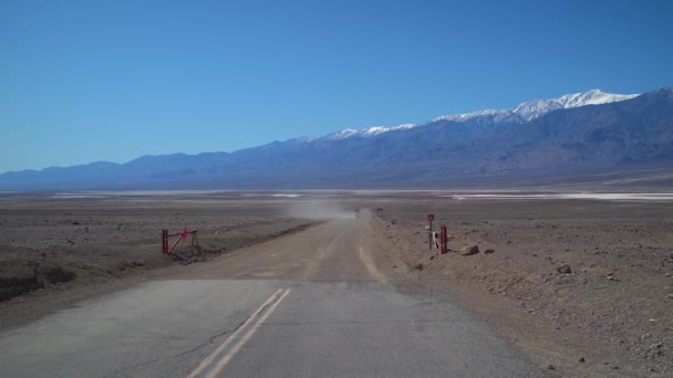 砂漠の中を長く続く空の道 — ストック動画