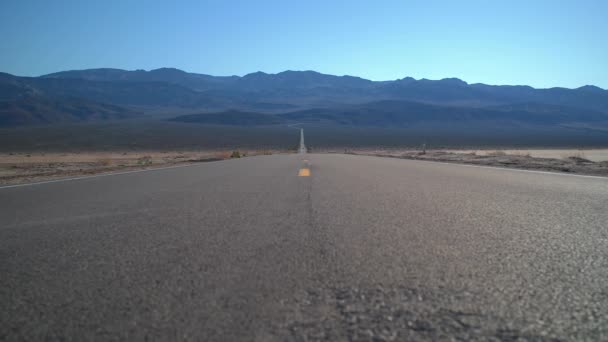 荒无人烟的荒原上的一条僻远的道路 — 图库视频影像