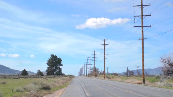 Samotna Autostrada Przecinająca Pustynny Krajobraz — Wideo stockowe