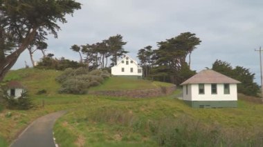 Terk edilmiş eski bir evin melankolik cazibesini ve yıpranmış basamaklarını hissedin. Yavaş çekim, duvarlarına kazınmış solmuş anıları yakalar.