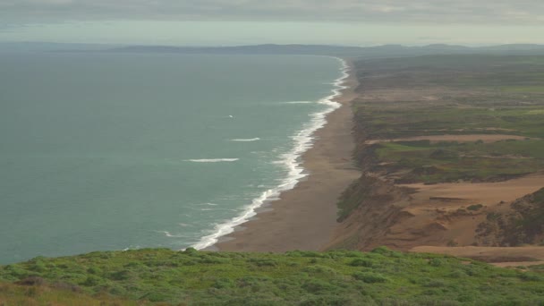 Ontdek Sereniteit Van Een Oceaan Strand Slow Motion Waar Vloed — Stockvideo