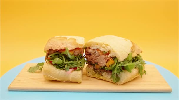 Jambonlu Peynirli Sandviç — Stok video