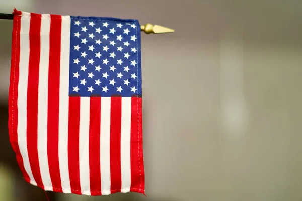 Duvarda Amerikan bayrağı