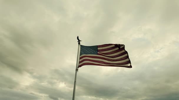 Amerikai Zászló Lengett Felhős Égen — Stock videók
