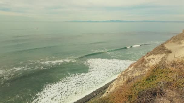 Eine Schöne Aufnahme Eines Strandes Mit Vielen Felsen Hintergrund — Stockvideo