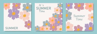 Yazlık posterlerin şablonu metinli. Promosyon içeriği. Poster, davet ve tropik çiçeklerle kaplanmış renkli soyut vektör tasarımı.