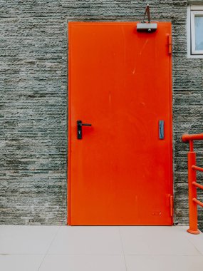 Çimento Beton duvar doku modern kırmızı kapı ile.