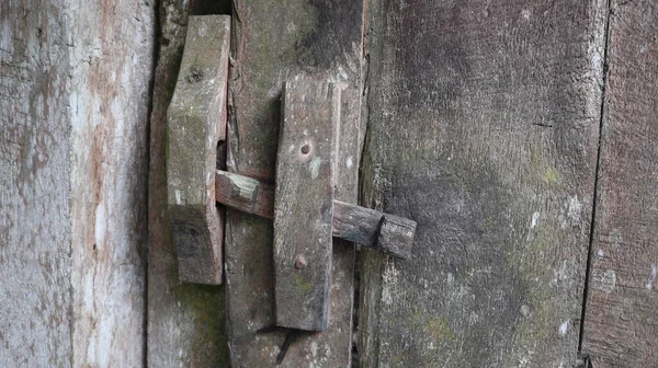 Eski Ahşap Kapı Kilidi Geleneksel Ahşap Kapı Kilidi — Stok fotoğraf