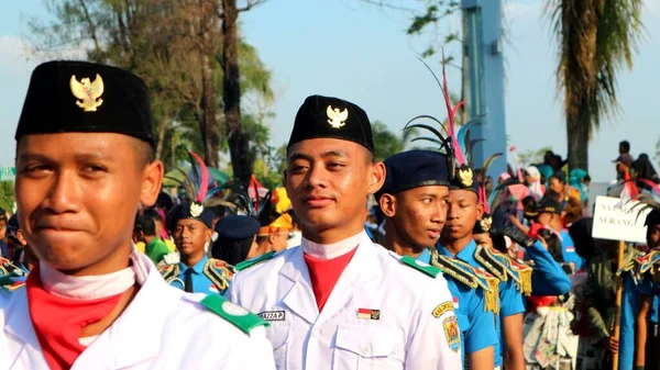 インドネシア中部のカーニバルで制服を着た高校生 インドネシア系ジャワ人の10代の少年の顔 2019年10月にインドネシアで撮影された写真 — ストック写真