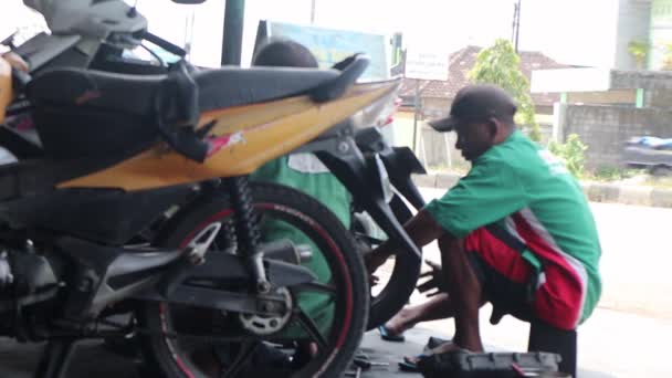 Mekaniker Som Reparerar Motorcykelhjul Montera Motorcykelhjulet Java Indonesien Mars 2023 — Stockvideo