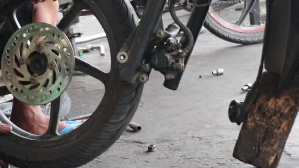 Mekaniker Som Fixar Motorcykeldäck Montering Motorcykelhjulet — Stockvideo
